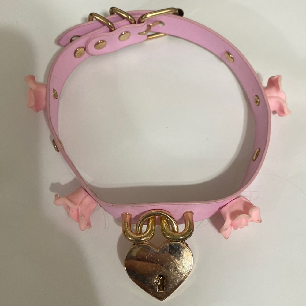 Hot topic choker